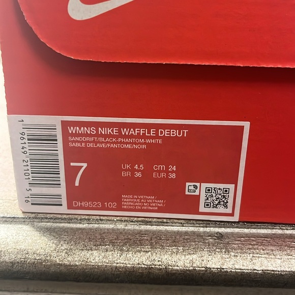 Nike Women’s Cream and Black Sneakers Waffle Debut size 7 - Picture 4 of 8